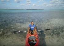 Chegando à ilhota de caiaque, em Little Cayman, nas Ilhas Caiman